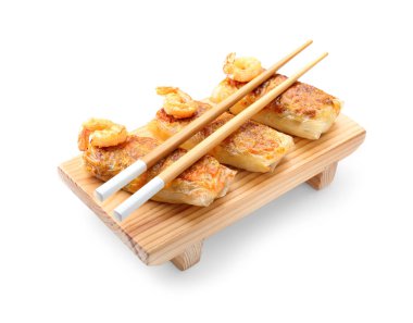 Beyaz arka planda lezzetli kızarmış börekler.