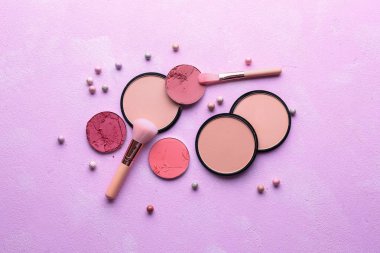 Renk arka planda farklı yüz tozu ve allık