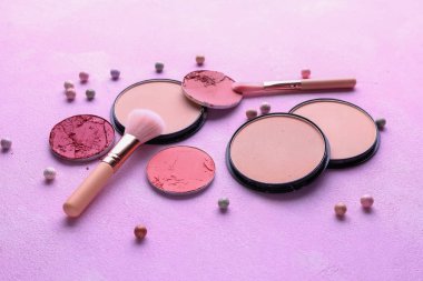 Renk arka planda farklı yüz tozu ve allık