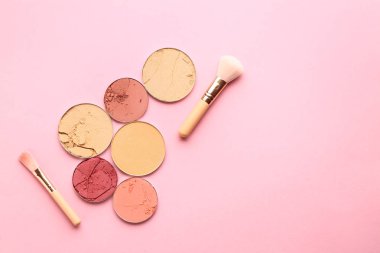 Renk arka planda fırçalar ile farklı yüz tozu ve allık