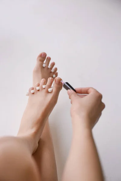 Woman doing pedicure on light background — Stock Photo, Image