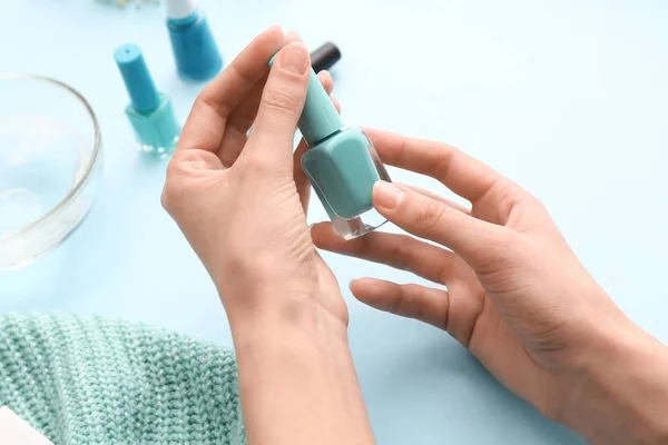 Female hands with nail polish on color background — Stock Photo, Image