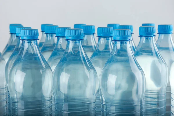 Işık arkaplanda su şişeleri — Stok fotoğraf