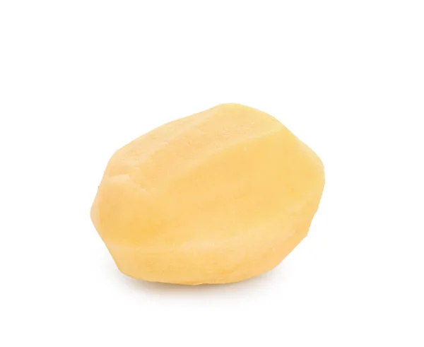 Rå skalad potatis på vit bakgrund — Stockfoto