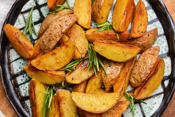 Lezzetli pişmiş patates ile Tabak, closeup — Stok fotoğraf