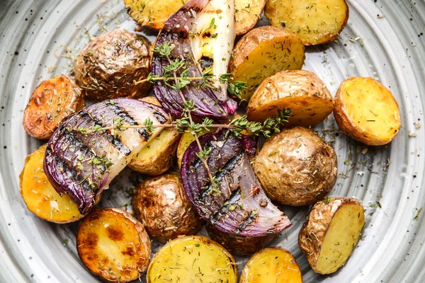 Тарілка зі смачною запеченою картоплею, крупним планом — стокове фото