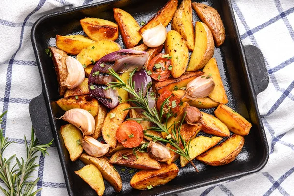 Sartén con sabrosa patata al horno en la mesa —  Fotos de Stock