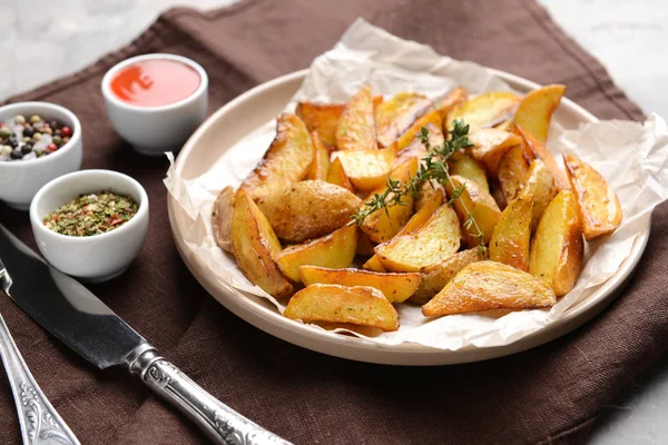 Plato con sabrosa patata al horno en la mesa —  Fotos de Stock