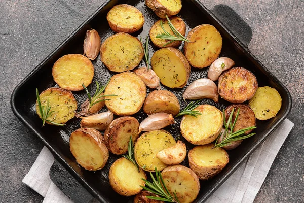 Sartén con sabrosa patata al horno sobre mesa gris —  Fotos de Stock