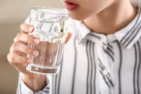 女人喝水特写 — 图库照片