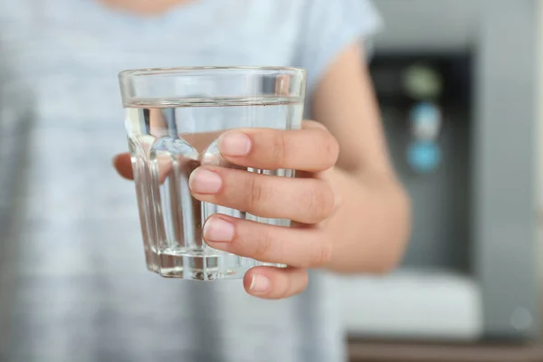 Žena se sklenicí vody uvnitř, uzavřena — Stock fotografie