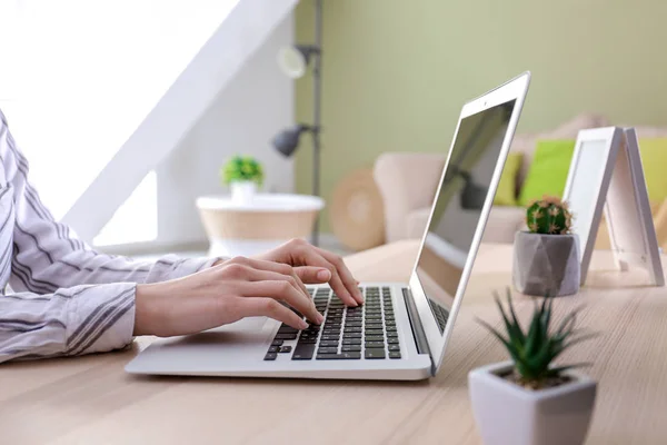 Jovem mulher trabalhando no laptop em casa — Fotografia de Stock