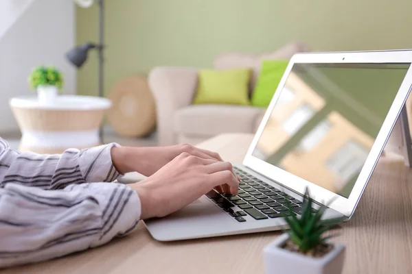 Jovem mulher trabalhando no laptop em casa — Fotografia de Stock