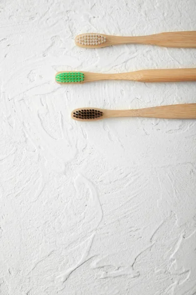 Cepillos de dientes de madera sobre fondo blanco. Concepto de cero residuos — Foto de Stock