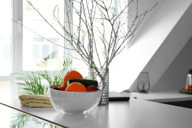 Mutfak iç beyaz masada taze meyve ve salatalık ile kase