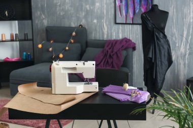 Dikiş makinesi aksesuarları üzerinde atelier işyerinde terzi ile