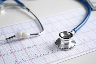 Steteskop ve kardiyogram masada