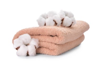 Beyaz arka planda yumuşak havlu ile pamuk çiçekler