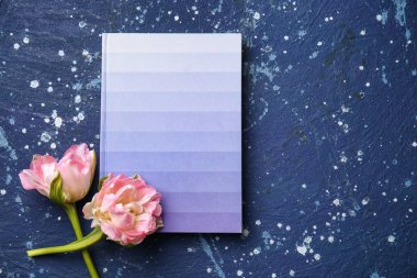 Renkli arka planda güzel laleler ve Notebook