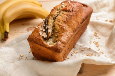 Masasındaki lezzetli muz ekmeği