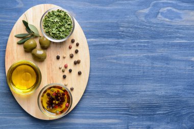 Masa üzerinde lezzetli zeytinyağı ve baharatlar ile Board