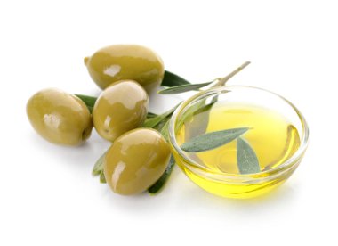 Beyaz arka planda lezzetli zeytin yağı kase