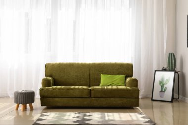 Oda iç şık mobilya ile hafif perdeler