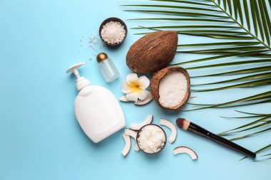 Renk arka planda sıvı sabun, Hindistan cevizi yağı ve deniz tuzu ile kompozisyon