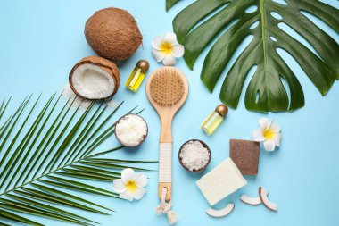 Renk arka plan üzerinde Hindistan cevizi yağı, sabun ve fırça ile kompozisyon