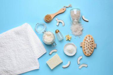 Renk arka plan üzerinde kozmetik ürünleri ve Hindistan cevizi yağı ile kompozisyon