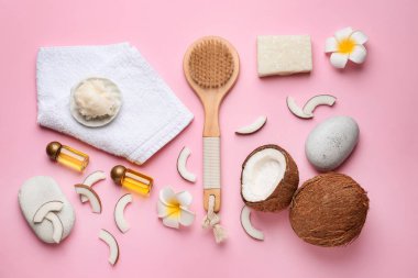 Renk arka planda Spa taşları, Hindistan cevizi yağı, sabun ve fırça ile kompozisyon