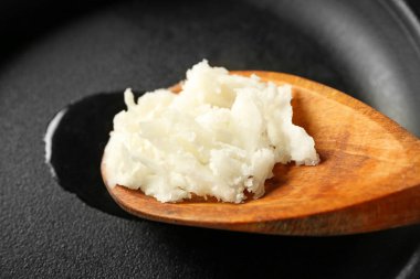 Kızartma tava üzerinde Hindistan cevizi yağı ile kaşık, çekim