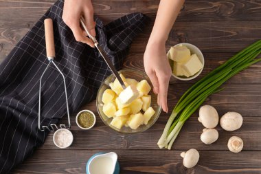 Kadın masada lezzetli püresi patates hazırlanıyor