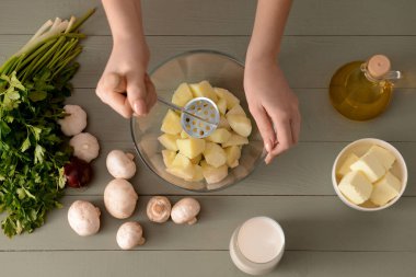 Kadın masada lezzetli püresi patates hazırlanıyor