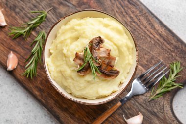 Ahşap tahta üzerinde lezzetli püresi patates ile kase