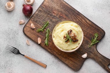 Gri masada lezzetli püresi patates ile kase