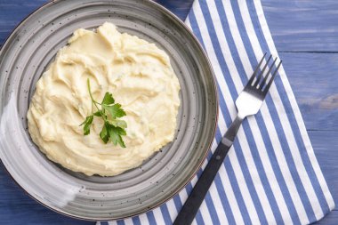 Ahşap masada lezzetli patates püresi ile plaka