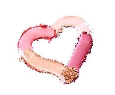 Beyaz arka planda kozmetik tozdan yapılmış kalp şekli