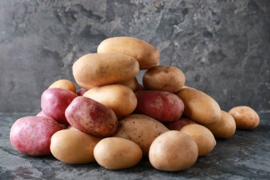 Gri arka planda çiğ patates