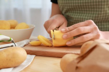 Mutfak masada ham patates kesme kadın