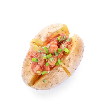 Beyaz arka planda lezzetli fırında patates