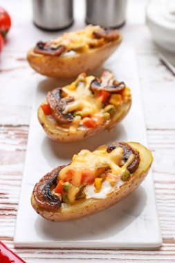 Beyaz ahşap masada lezzetli pişmiş patates