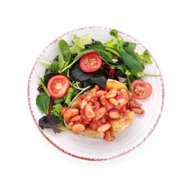 Beyaz arka planda lezzetli fırında patates tabağı.