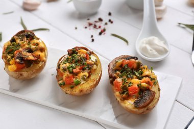 Beyaz masada lezzetli pişmiş patates