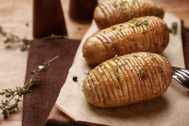 Lezzetli fırında patates var.