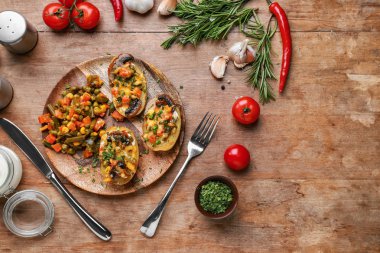 Ahşap masa üzerinde lezzetli pişmiş patates ile Tabak