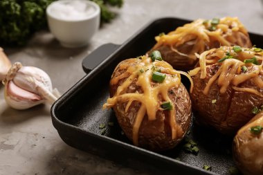 Kızartma tavası ve lezzetli fırında patates.