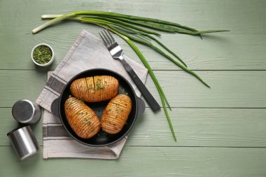 Lezzetli fırında patates ahşap tablo