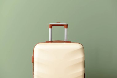 Renkli arkaplanda paketlenmiş bavul