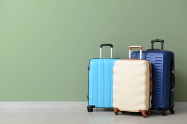 Renkli duvarın yanında paketlenmiş valizler